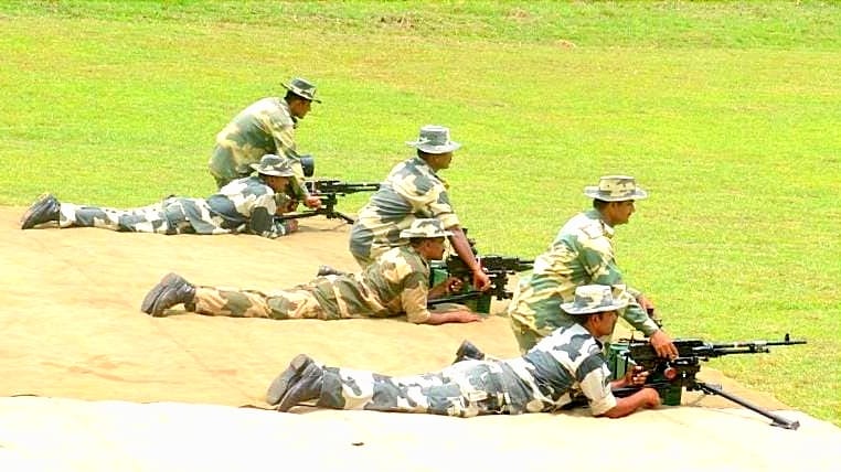 BSF_TCS's tweet photo. #PicoftheDay
सीमा सुरक्षा बल - सर्वदा सतर्क..
#BSF
#SupportWeapon
#NationFirst
#FirstLineofDefence https://t.co/MLV4tboW0e
