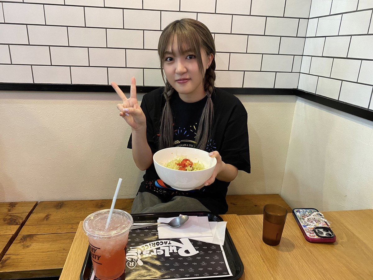 junnarockyou's tweet photo. まだ、私は沖縄楽しんでるよ〜〜〜🌺

お昼ご飯は、タコライス！
(ライブの日に食べれなかったので…)

RuLer's👍🏻
お店のロゴがヒッチハイクで奇跡✨

おいしかった〜〜〜

(プレゼントでいただいたオリオンビールTシャツ着ました👕)

#JUNNAとHitchHike🚗 https://t.co/2n9BrsDQKW