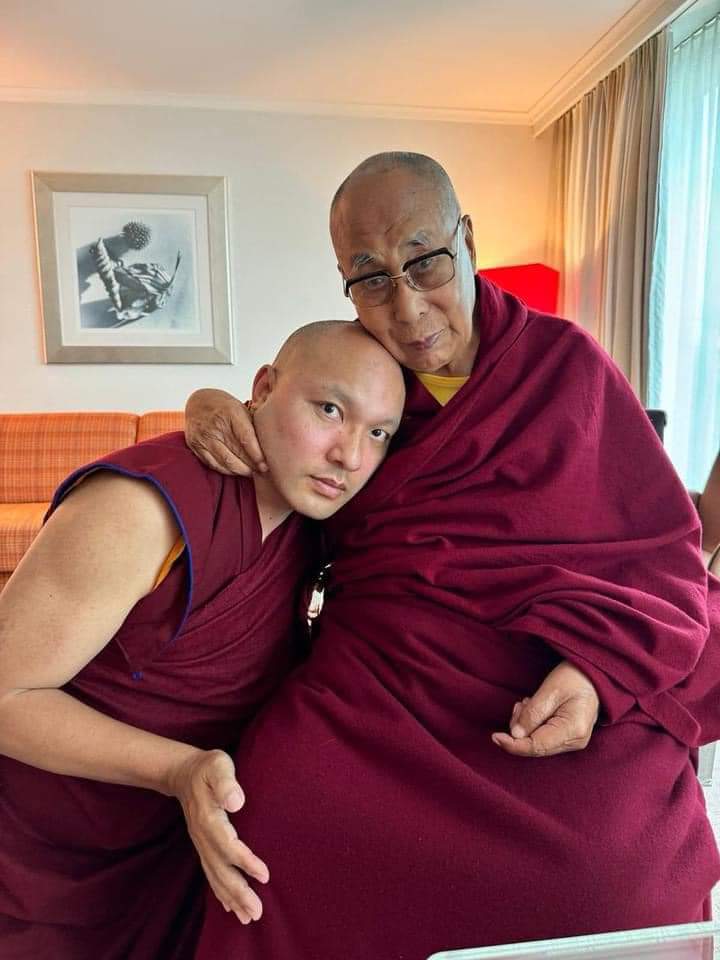 ཕྱི་ལོ་ ༢༠༢༤ ཟླ་ ༨ པའི་ཚེས ༢༥ ཉིན་༸དཔལ་རྒྱལ་དབང་ཀརྨ་པ་མཆོག་ནས་སུད་སི་གྲོང་ཁྱེར་ཛུ་རིག་གི་ Hilton གསོལ་མགྲོན་ཁང་དུ་སྤྱི་ནོར་༸གོང་ས་༸སྐྱབས་མགོན་ཆེན་པོ་མཆོག་ལ་མཇལ་བཅར་ཞུས་པ།
On 25th August, 2024 His Holiness the Dalai Lama met with the 17th Gyalwang Karmapa, Ogyen Thinley Dorje.