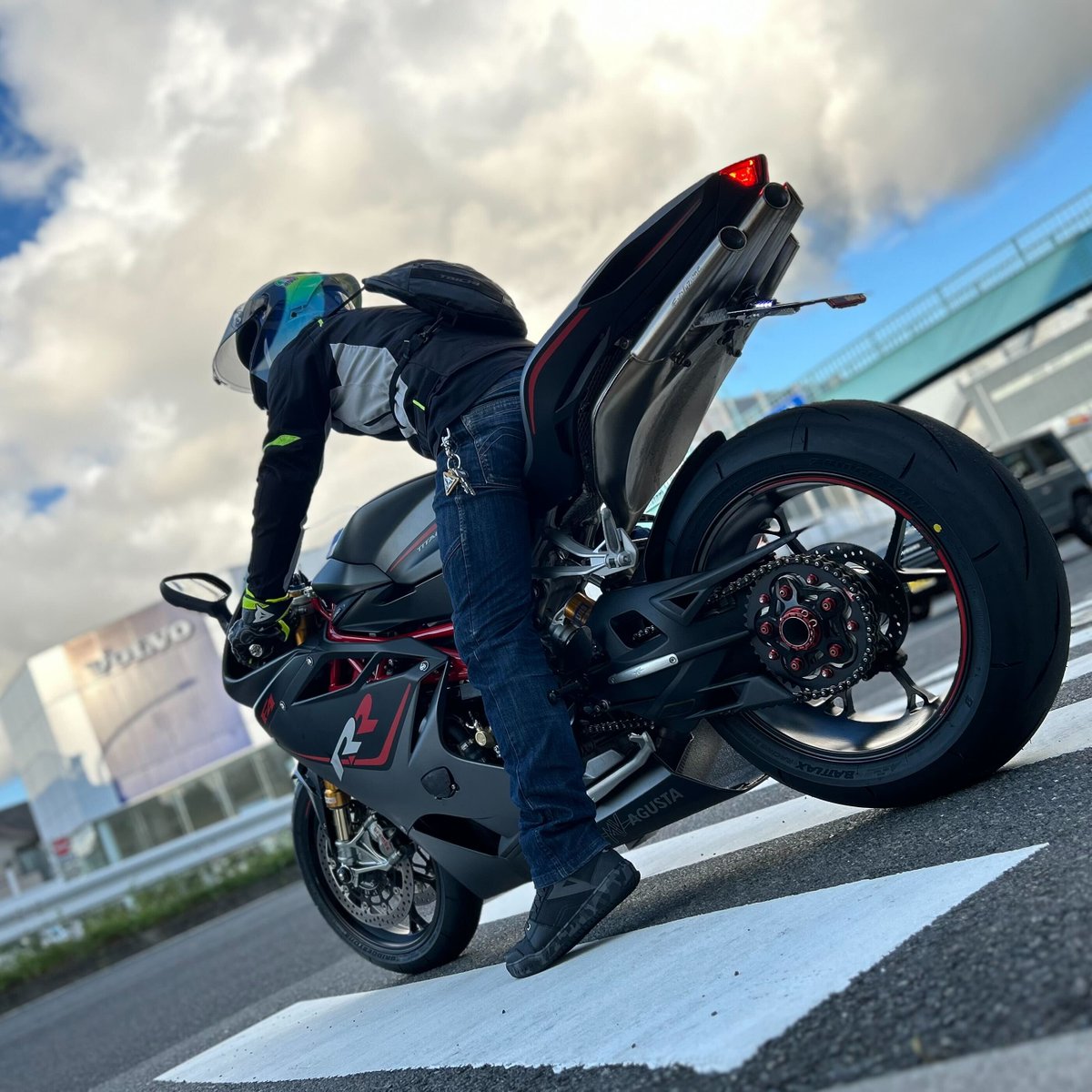 DSetagaya's tweet image. 【ダイネーゼ世田谷】
Brilliant #DaineseCrew &amp;amp; #AGVRider !!!

貴重なMV AGUSTA F4 RRに最適なイエロースポーツコーディネートがExcellent!!
イタリアンエンジンが奏でる美しいサウンドは心躍りますね。

ご納車されたばかりでのご来店ありがとうございます🎉

#DAINESE #PISTAGPRR #MVAGUSTA