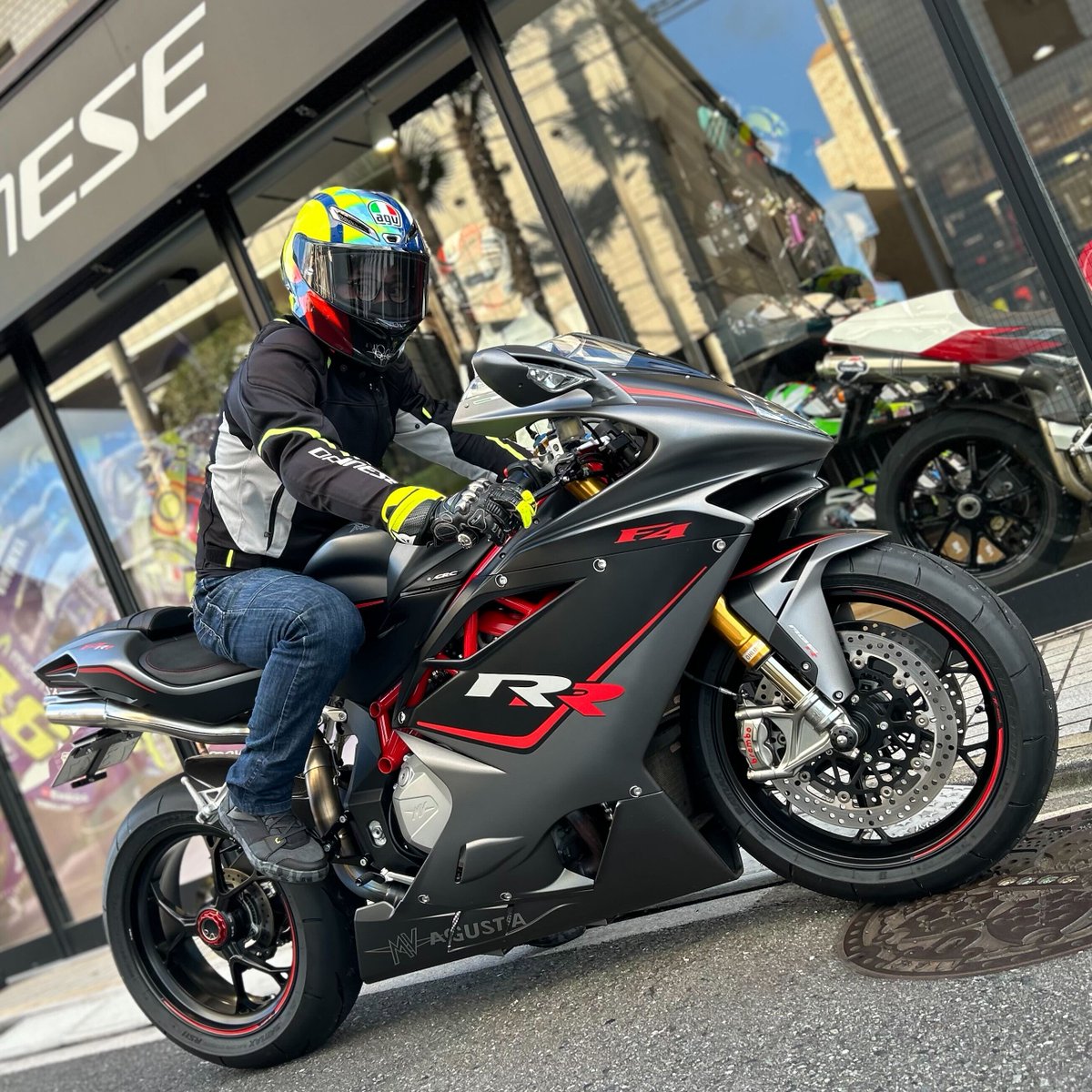 DSetagaya's tweet image. 【ダイネーゼ世田谷】
Brilliant #DaineseCrew &amp;amp; #AGVRider !!!

貴重なMV AGUSTA F4 RRに最適なイエロースポーツコーディネートがExcellent!!
イタリアンエンジンが奏でる美しいサウンドは心躍りますね。

ご納車されたばかりでのご来店ありがとうございます🎉

#DAINESE #PISTAGPRR #MVAGUSTA