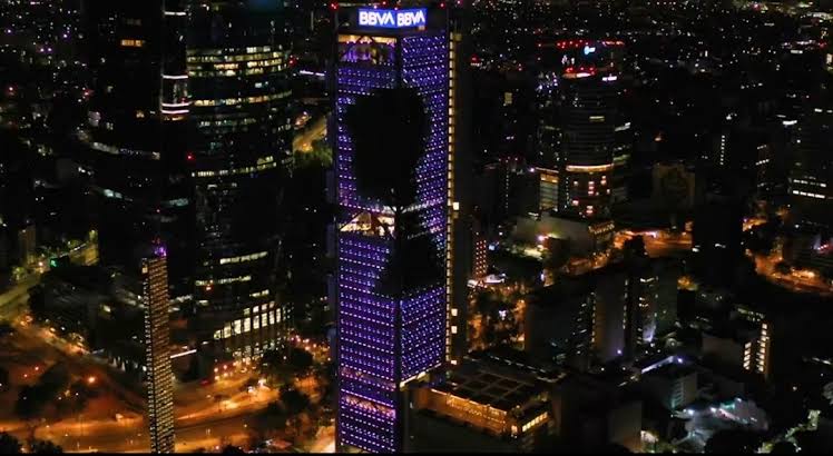 Greeenlan's tweet photo. Hola @BBVA_Mex! Hola @BBVA_Mex! 💜

Somos BTS ARMY, y venimos con una petición que podría llenar de orgullo a miles de  ARMYs en México. ¿Qué les parece iluminar la Torre BBVA de color morado en apoyo a SUGA y BTS? 🌌 https://t.co/KXbRWh5cka