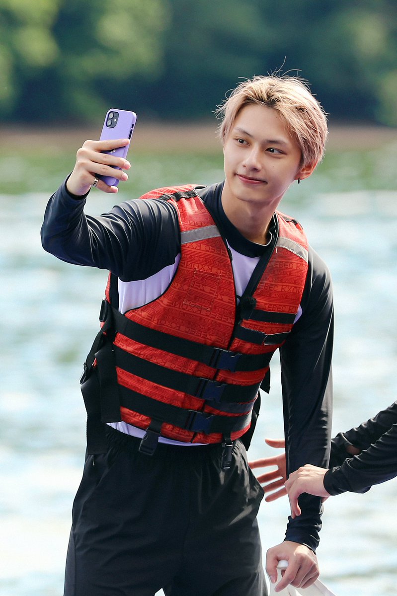 moontomeetyou's tweet photo. barefaced junnie : ] https://t.co/tDFhbK2Ynz