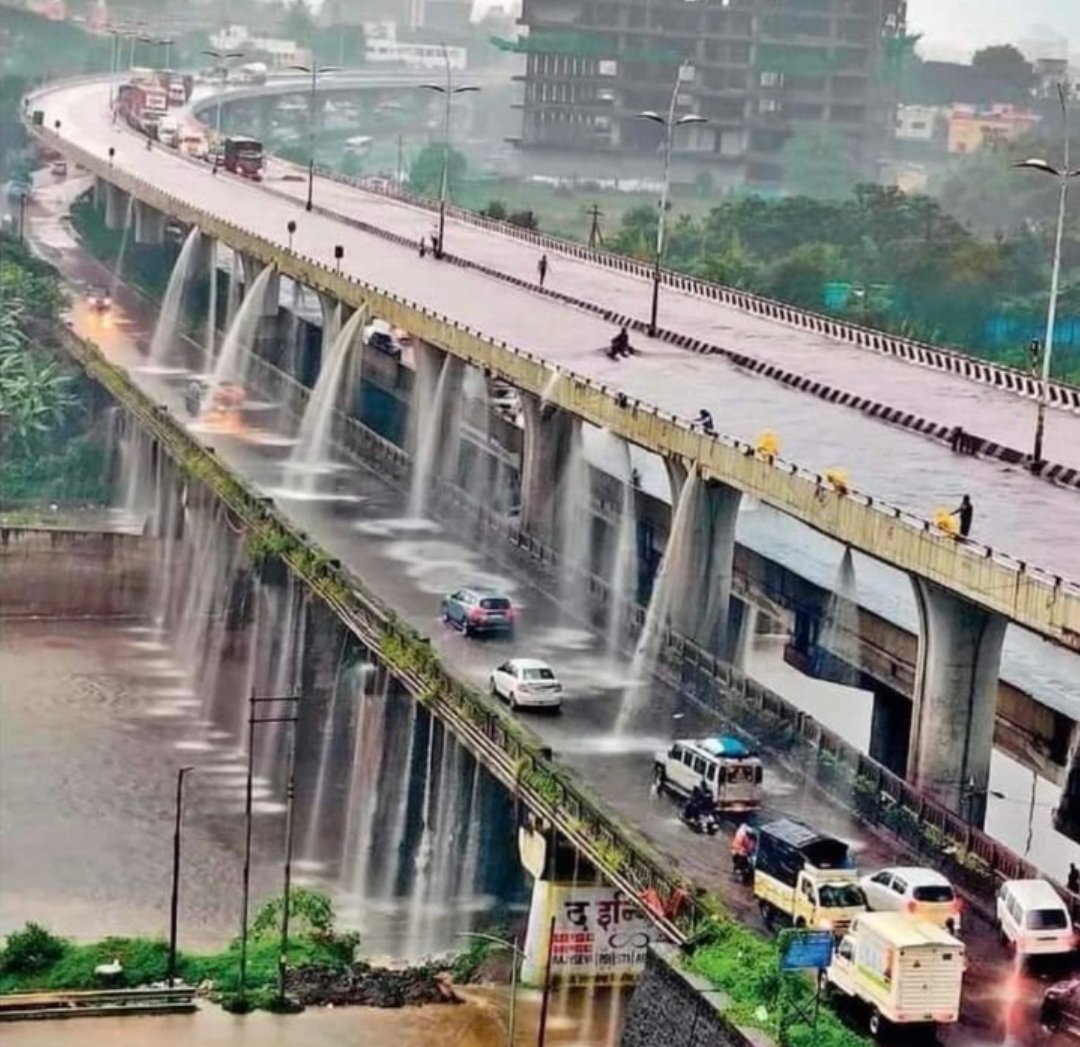 kaleidoscopeic's tweet image. Car wash invented by one of the most corrupt RSS shakha trained Nitin Gadkari. Remember, entry and exit will be charged for entertainment, Rs 500 will be deducted from your bank account linked with #FastTag without your consent. Masterstroke.