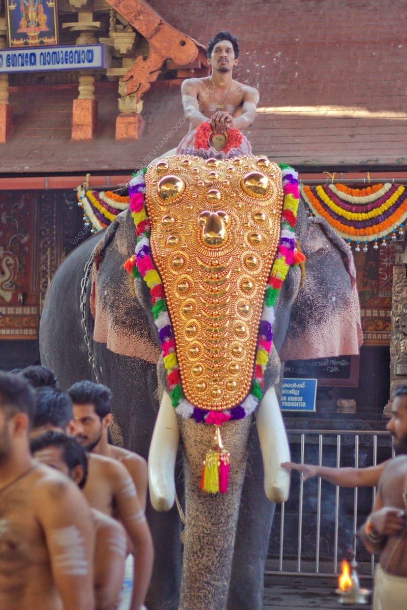 VarierSangitha's tweet image. 🚩Bhagwan Krishna asked 2 sages to take this murthy created by Bhagwan Vishnu from Dwarka Temple when Dwaraka was being destroyed &amp;amp;install it here.
Lord Krishna’s murthy was brought by VayuDeva &amp;amp; Brihaspati &amp;amp; placed in Guruvayur-a merger of both names-Guru -Brihaspati &amp;amp; Vayu🚩3/4