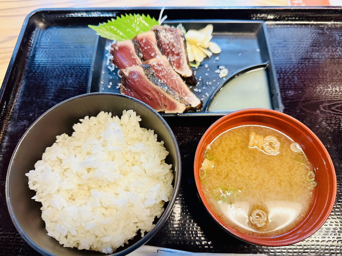 mattari_7's tweet photo. 鰹のたたきを食べに高知に来た。塩たたき美味しい。 https://t.co/i7RbUroxZT