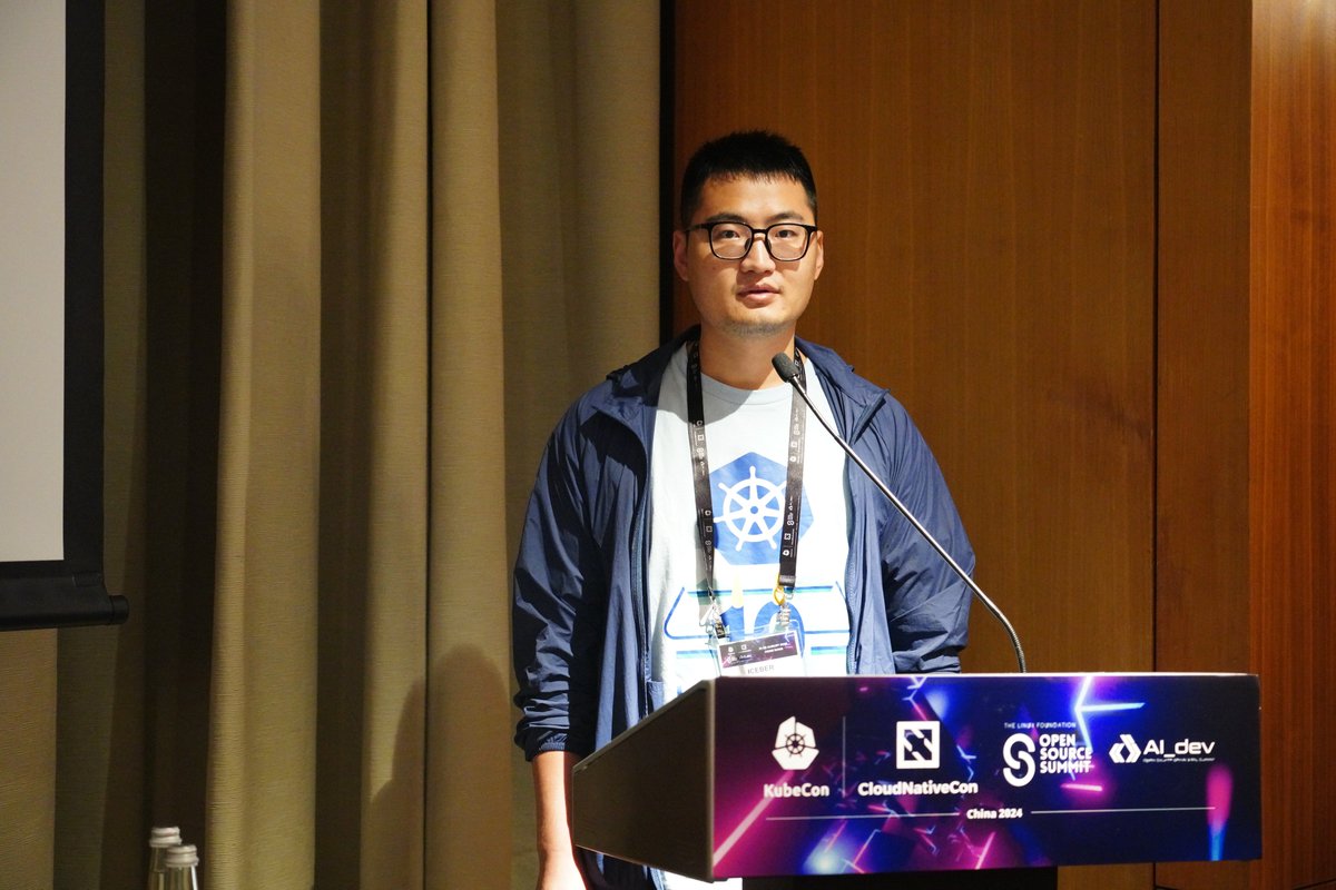 daocloud_io's tweet image. 💡Got an insightful update from Iceber Gu, our #CNCF Ambassador, on the latest buzzworthy features of #containerd 2.0. He broke down innovations like the Sandbox API, Transfer Service, and Node Resource Interface, and showed us how they can supercharge a range of user scenarios.