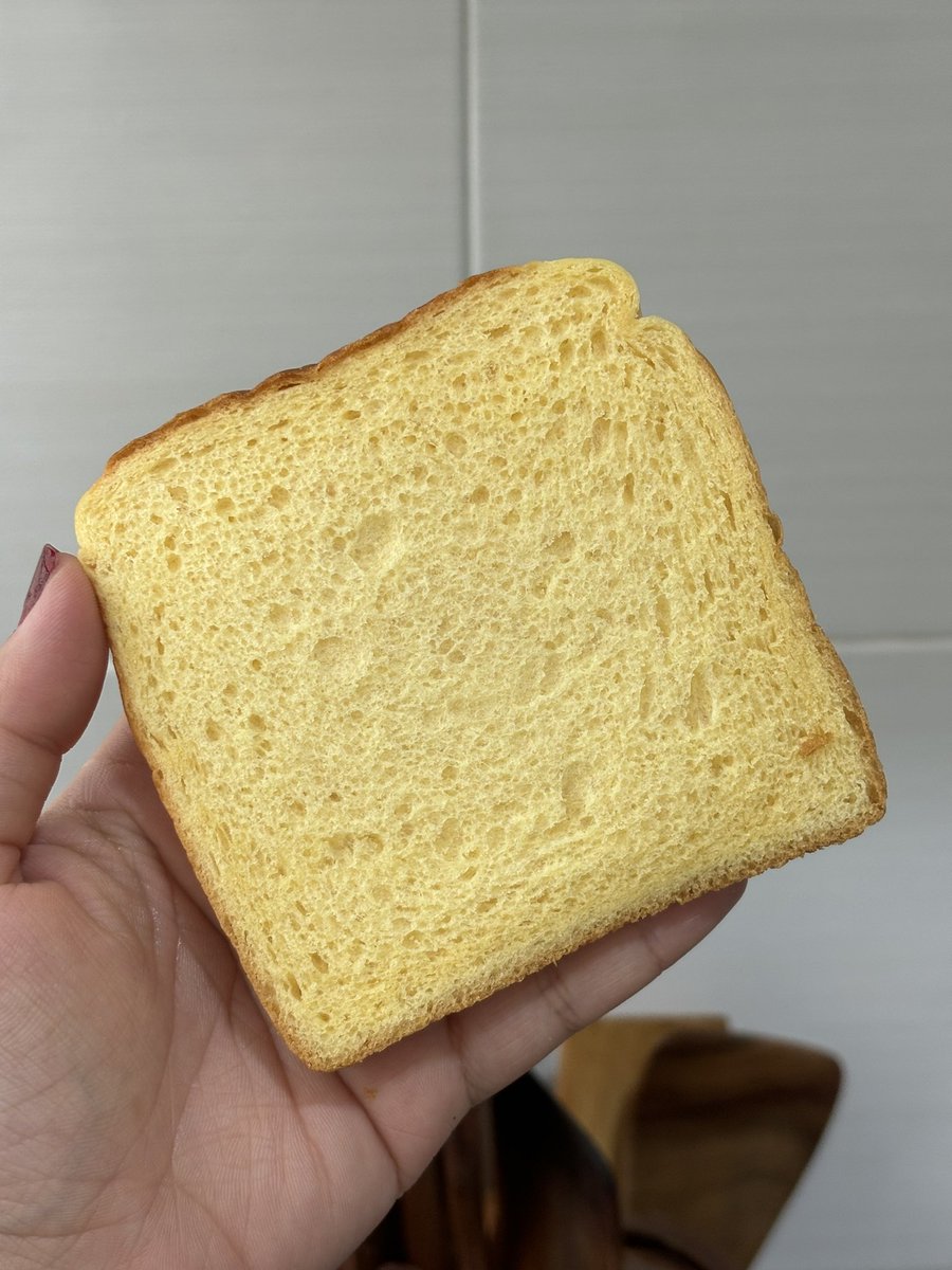 hannabunnyb's tweet image. Korang dah try ke roti ni?

Tak bukak pun bau butter wangiii je semerbak. Roti dia padat tapi gebu. Rasa manis manis manja 🥰

I beli dekat Jaya Grocer