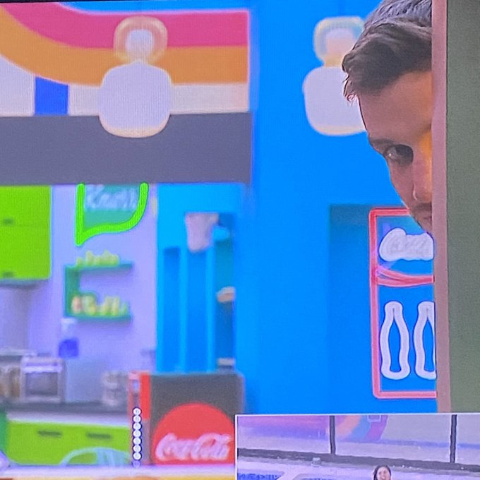 EmmanuelSpinoza's tweet photo. ADRIAN HIZO CAGADA A ARATH, PINCHE VIEJO CHILLÓN JAJAJAJA, A MAMARLA PERROS, QUIERE LLORAR, QUIERE LLORAR!!!
#PDSPCAM #LaCasaDeLosFamososMexico #lcdlfmx2 #AdrianMarcelo https://t.co/Osjoy3mwLZ