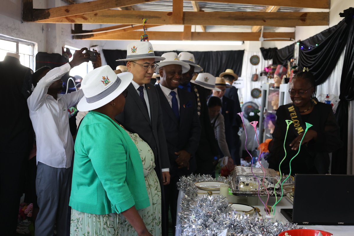 ChineseZimbabwe's tweet photo. H.E. Ambassador Zhou Ding, represented by Minister Counsellor Cheng Yan attended the 2024 Mashonaland West Agricultural Show on 23 August together with Hon. M. Chombo @state10823, Minister of State for Provincial Affairs and Devolution of Mashonaland West.

We are so encouraged by the remarkable achievements #MashonalandWest has made in agriculture development and expect to further promote cooperation with Zimbabwe in agricultural sector.