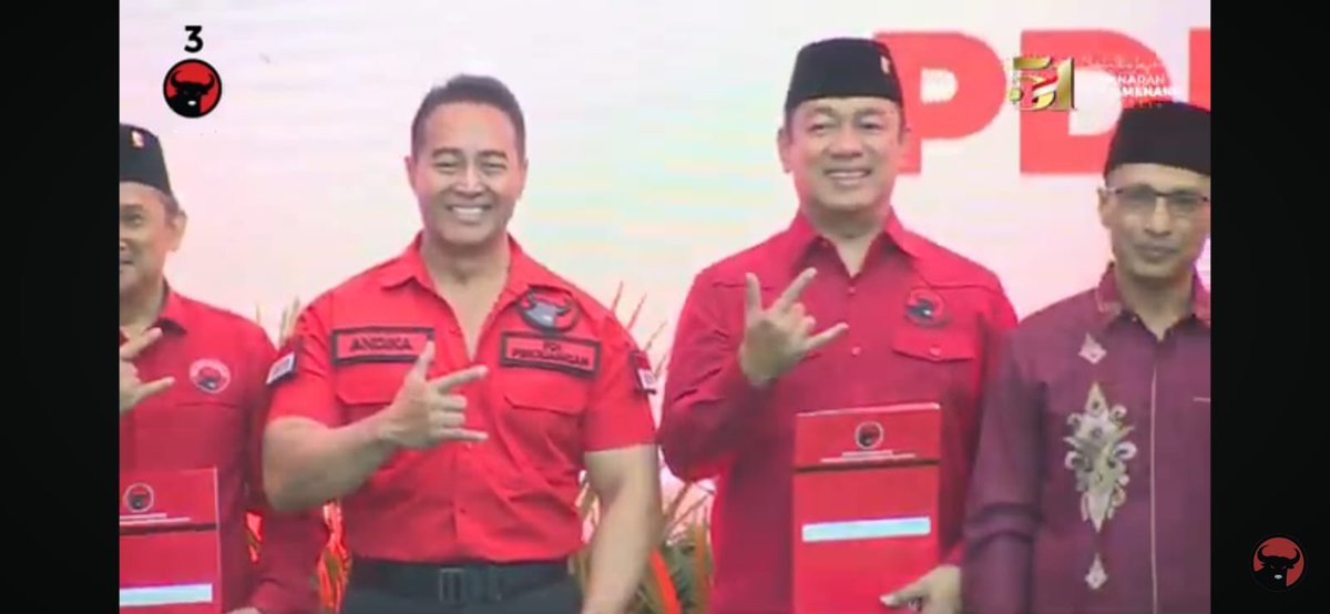 timpenguinnas's tweet photo. 🚨BREAKING: PDIP RESMI MENCALONKAN ANDIKA - HENDI DI JATENG. 

FYI, Jenderal Andika adalah mantan Panglima TNI dan Pak Hendi adalah mantan Walikota Semarang &amp; ketua LKPP RI.

GAYENGGG https://t.co/Vg5Y2Npioi