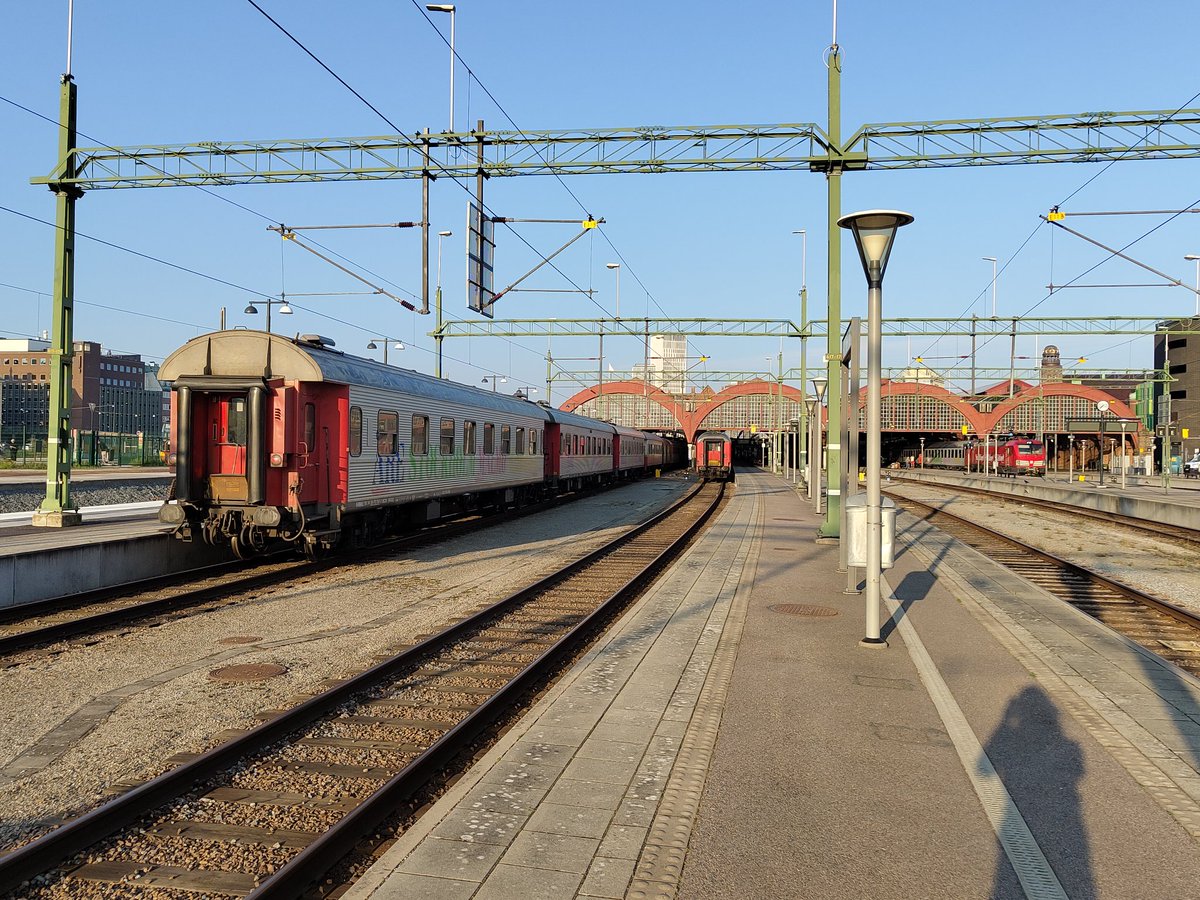 Die Snälltåget-Invasion von Malmö Central🥹 
(Hinten D 306 aus Dresden über Berlin, in der Mitte D 3940 nach Stockholm und vorne D 3921 aus Storlien über Åre und Stockholm)
