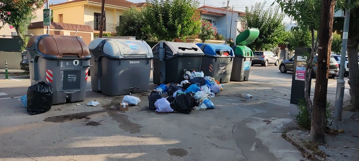 <a href="/ajuntamentvng/">Vilanova i la Geltrú</a> <a href="/juanluisruizvng/">Juan Luis Ruiz /❤️</a> <a href="/gerardllobet/">Gerard Llobet</a> <a href="/iolandasanchez/">Iolanda Sánchez</a> <a href="/1VilanovaNeta1/">Vilanova neta</a> <a href="/eixdiari/">Eix Diari</a> 
Així estan els contenidors del barri cada dilluns al matí
Podeu possar remei al problema ja
Som barri de façana marítima i el servei es el mateix tot l'any
#portaaportacunit
#TAMBESOMDEVNG