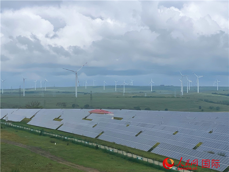 VoiceofPD's tweet image. Over 30 people, including foreign envoys and #diplomats from 23 countries and representatives of international organizations, visited the National Wind and Solar Energy Storage and Transmission Demonstration Base in Zhangbei county, Zhangjiakou city, north China's #Hebei