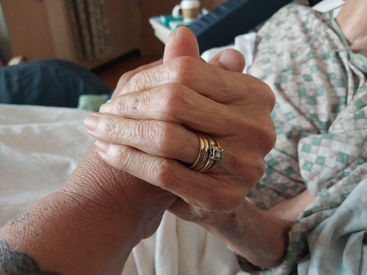 Shortyshit42's tweet photo. Mama, it has been 1 month since you passed away and it has been so very rough, it's not the same anymore mama and I am so lost and broken without you, I LOVE YOU AND MISS YOU SO MUCH MAMA����💔💔💔😭😭😭😭 https://t.co/Lef8YwKpP5