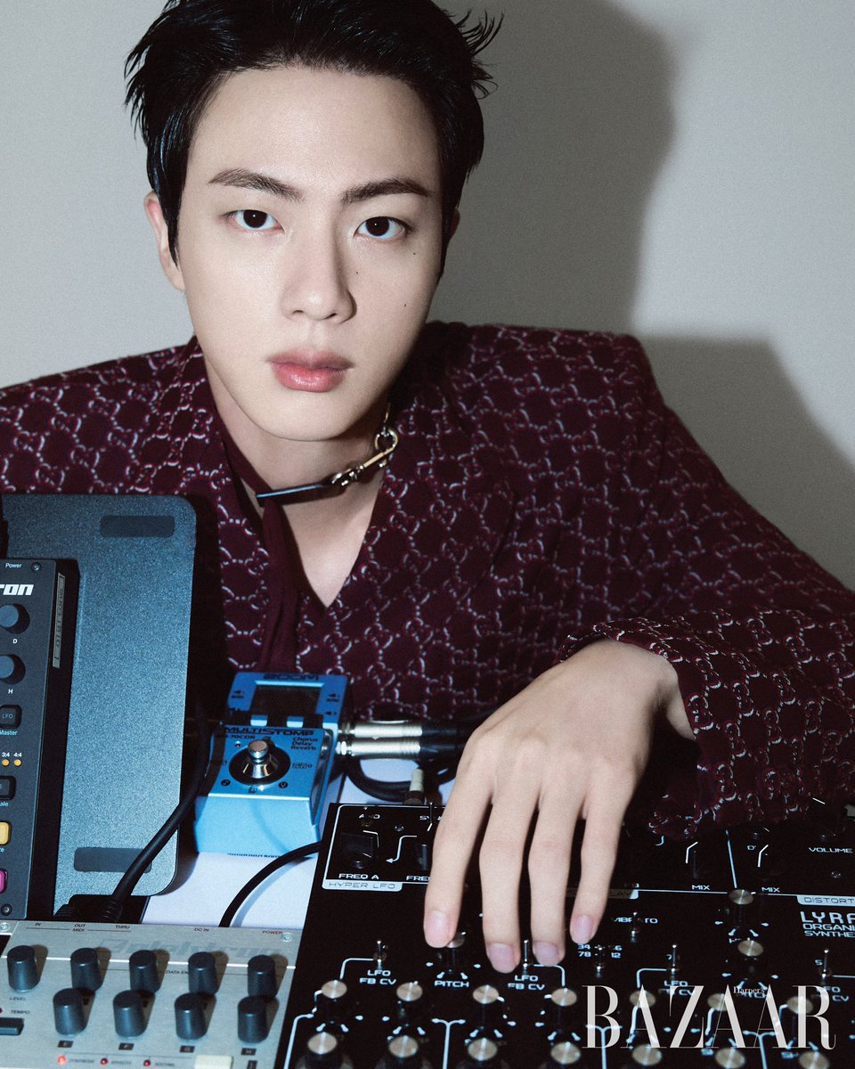 gucci_jp's tweet photo. グッチの新しいグローバル・ブランドアンバサダー、BTSの #Jin が最新メンズ コレクションのシグネチャールックを着用して、#BazaarKorea の特集ページに登場。
Photographer: #JungwookMok
Fashion Editor: #DongbeomSeo https://t.co/2657i4vI1A