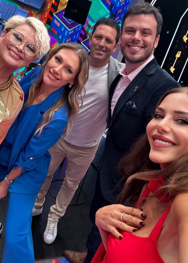 Fotón del Jueves en #Los8EscalonesDeLos3Millones 💣
<a href="/Carmen_LaLeona/">Carmen Luz Barbieri</a> <a href="/catubonadeo/">💚 Cata Bonadeo 💚</a> <a href="/pedroibarra99/">Pedro Ibarra</a> <a href="/otero_nacho/">Nacho Otero</a> <a href="/evange_anderson/">Evy</a>