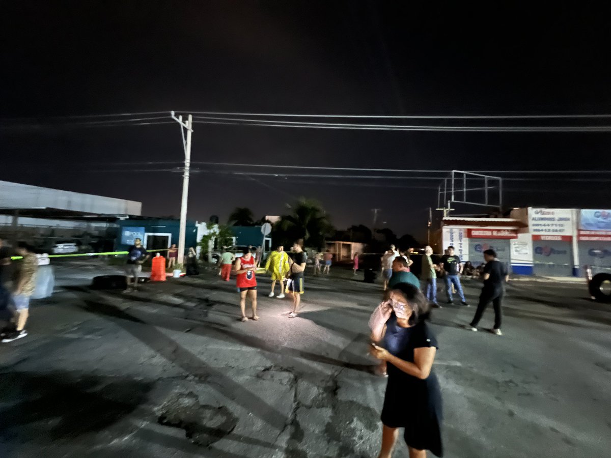 JavySilveira's tweet photo. @CFE_Contigo @CFEmx @CFE_le_atiende 

Cerramos la Av. Mérida 2000 en la ciudad de Mérida, no tenemos energía eléctrica desde hace días https://t.co/J2s3j2kHwB