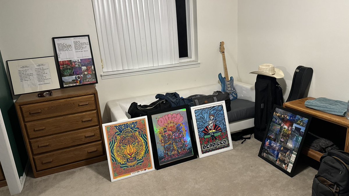 gratefulyetdead's tweet photo. I moved today. 

Looked up and realized I unpacked the essentials first 😎 https://t.co/JAvGmVXwiF