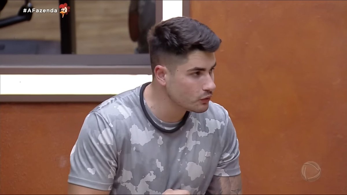 AdrianoNM10's tweet photo. Sempre fico impressionado com as analogias de Lucas sobre o jogo. Ele acerta tudo, dessa vez citou que Jenny está sendo mal vista pelo público...

Kally Fonseca expõe a Alícia X que está incomodada por não ter como terminar o relacionamento fora da sede. 
#AFazenda 15x034 https://t.co/IhHI0e2Ji8