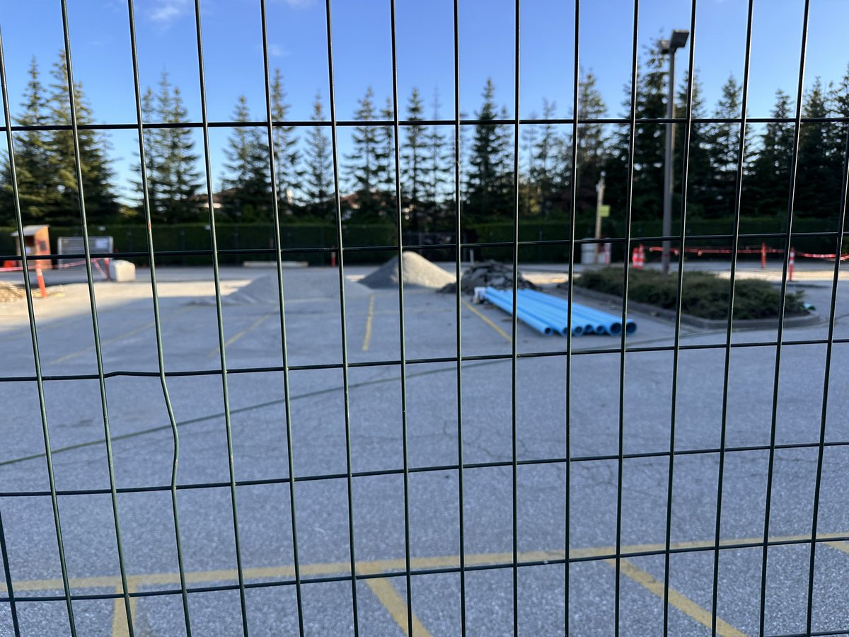 KevynNobel's tweet photo. 9 days until  back to school and Woodland Park Elementary in Surrey does NOT look ready to accept students. It’s chaos on a good day and this will be an epic day 1 fail. @Surrey_Schools @GlobalBC @SurreyNowLeader  #Construction #Students #fail https://t.co/G4a6pmyvY0