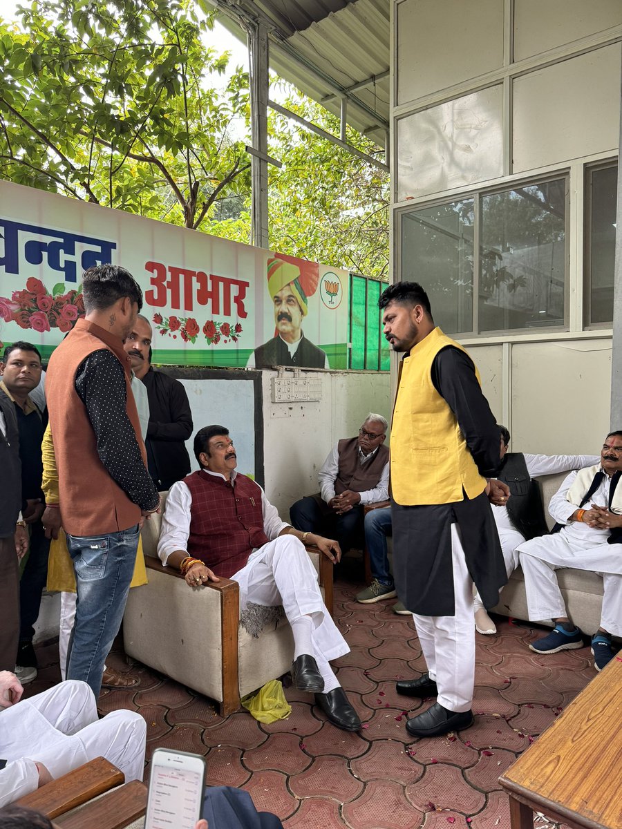 Ajay_singh55's tweet photo. म.प्र सरकार के क़द्दावर केबिनेट मंत्री परम आदरणीय श्री Govind Singh Rajput जी को जन्मदिन की अनंत शुभकामनाएँ!!💐💐
#HBD #HuKuM
@akash_rajput09 https://t.co/2HXjJyvbwx