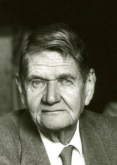 frantztoussaint's tweet photo. Le 26 août 2013 s'endormait dans la mort le Commandant Hélie Denoix de Saint-Marc
In memoriam
« Si on doit un jour ne plus comprendre comment un homme a pu donner sa vie pour quelque chose qui le dépasse, ce sera fini de tout un monde, peut-être de toute une civilisation. » https://t.co/SoutlXMGAy