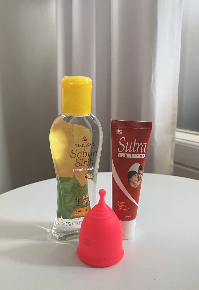 cyanksoeamiq's tweet photo. 3 barang penyelamat datang bulanku☺️

senangnya wanita bersuami ini sekarang ga perlu repot dan takut iritasi lagi setiap datang bulan. https://t.co/m55HgUAK3k