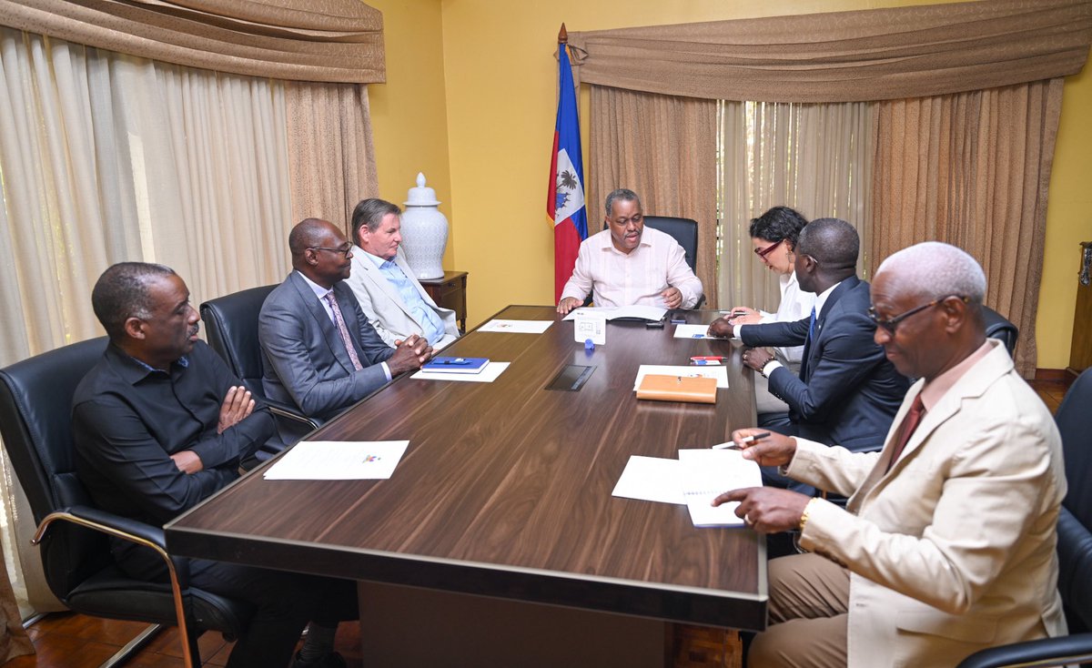 PrimatureHT's tweet photo. Le Premier Ministre, Dr @ConilleGarry, accompagné de la Ministre des Affaires Etrangères et des Cultes, Madame Dominique Dupuy, a rencontré, samedi, l’Ambassadeur américain en Haïti, Monsieur Dennis H. Hankins et l’expert en questions électorales, Monsieur Sidi Diawara. L’objectif de cette réunion était de discuter du processus et des préparatifs liés à la Conférence Nationale, à la réforme constitutionnelle et à l’organisation des élections générales dans le pays.