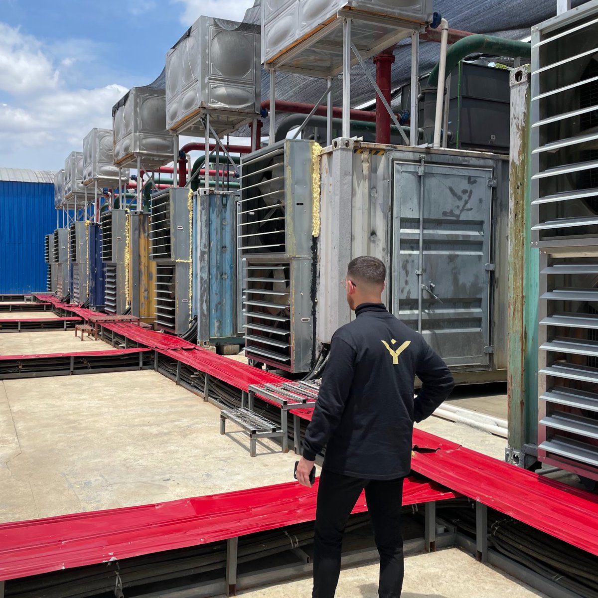 A look back at one of our first expeditions, a few years ago, to set up a #Bitcoin farm in Africa. 🌍

Many African countries still have unclear regulations, even closed to digital assets, but progress has been made in recent years.

It's a continent rich in natural resources and