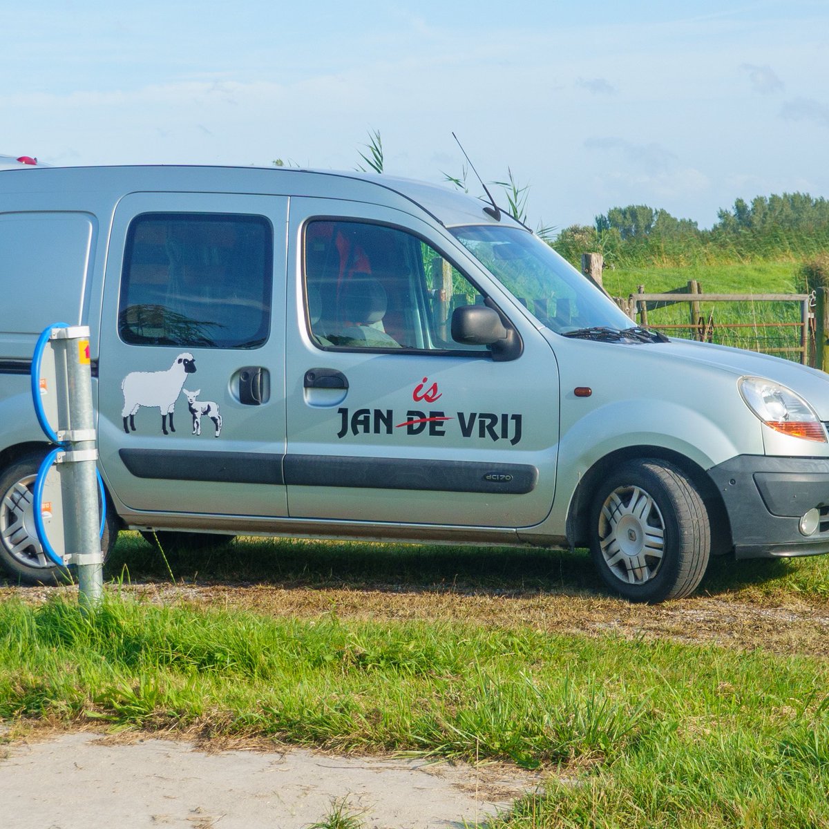 Jan DE Vrij werd Jan IS vrij.
Een plaatje van een schaap met lam. Verder geen uitleg. 
Zou Jan na een lange carrière met dagen vol vergaderen in een doodsaaie organisatie eindelijk zijn vrij gebroken?

Lezing of workshop straatjutten: shorturl.at/BDJ89