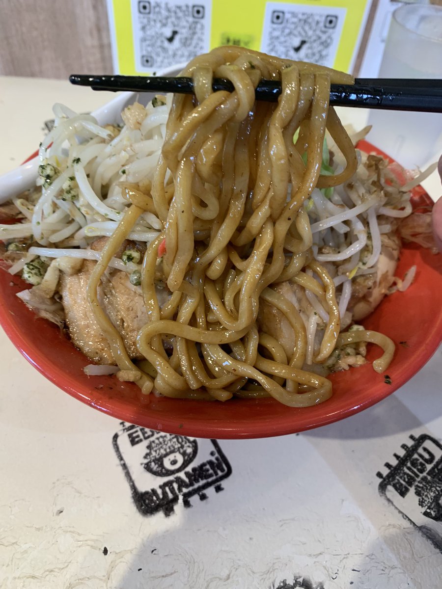tm199008111's tweet photo. 行きました！恵比寿ブタメン市原八幡店😆

前々から気になってた味玉ソースブタメンをポチッと
野菜マシニンニクアブラマシ

豚もコレッて言う安定の美味さ！濃いめのソースが中太麺によく絡む！そして見て！味玉トロットロやん🥚

すげー美味かった👏

#恵比寿ブタメ��� #ソースブタメン https://t.co/doLP7eGOem