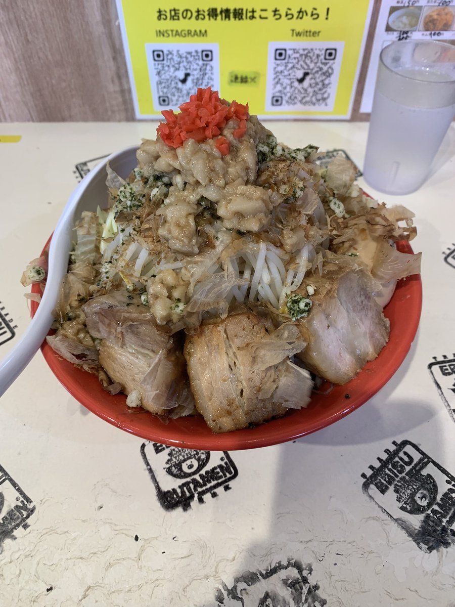 tm199008111's tweet photo. 行きました！恵比寿ブタメン市原八幡店😆

前々から気になってた味玉ソースブタメンをポチッと
野菜マシニンニクアブラマシ

豚もコレッて言う安定の美味さ！濃いめのソースが中太麺によく絡む！そして見て！味玉トロットロやん🥚

すげー美味かった👏

#恵比寿ブタメ��� #ソースブタメン https://t.co/doLP7eGOem