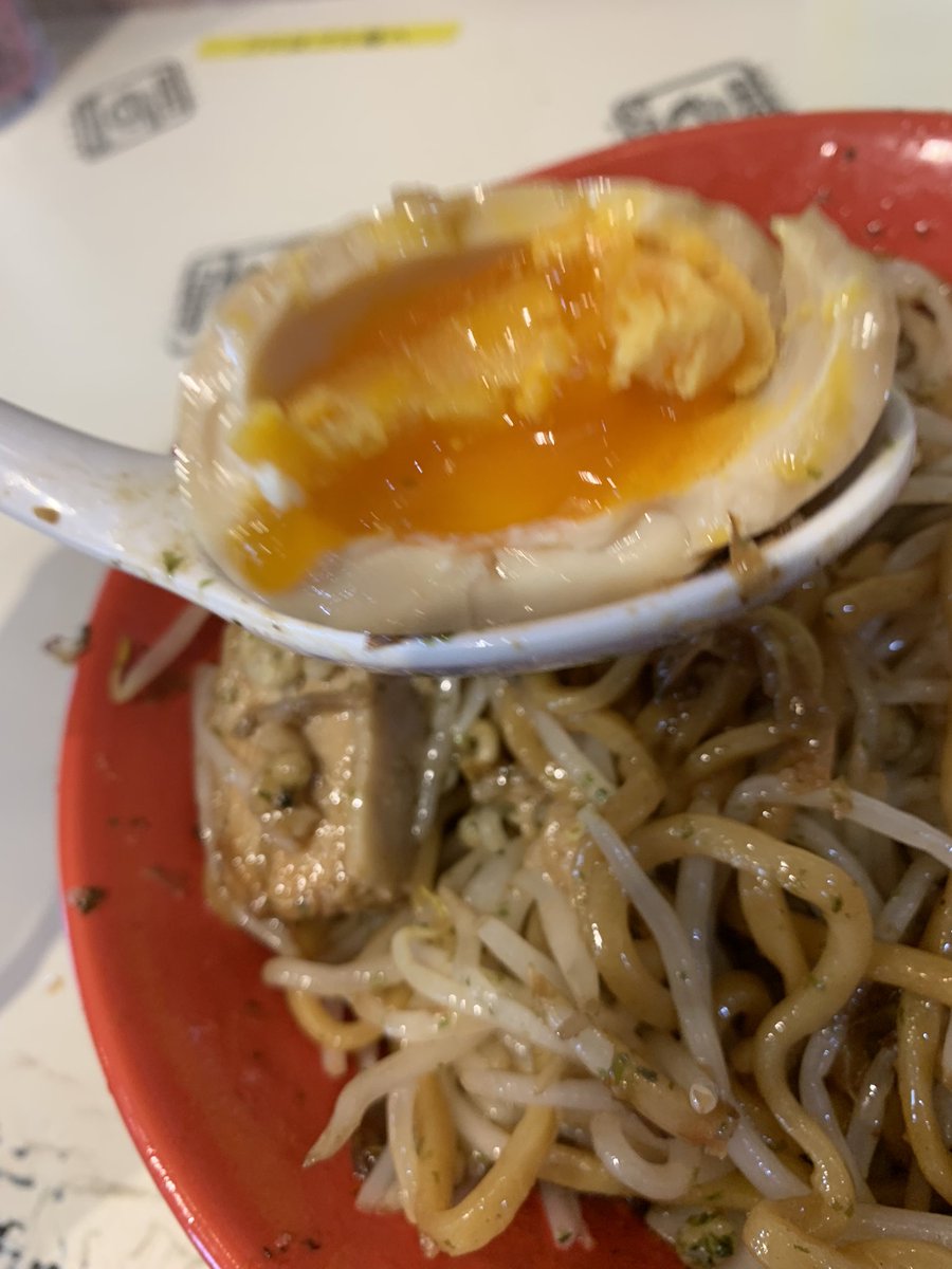 tm199008111's tweet photo. 行きました！恵比寿ブタメン市原八幡店😆

前々から気になってた味玉ソースブタメンをポチッと
野菜マシニンニクアブラマシ

豚もコレッて言う安定の美味さ！濃いめのソースが中太麺によく絡む！そして見て！味玉トロットロやん🥚

すげー美味かった👏

#恵比寿ブタメ��� #ソースブタメン https://t.co/doLP7eGOem