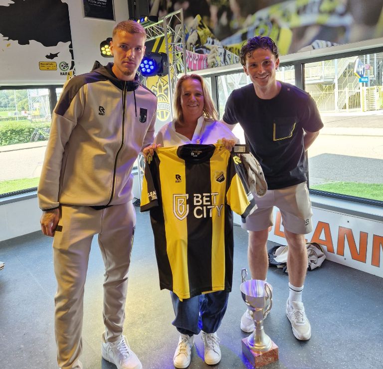 SVVitesse's tweet photo. Na de wedstrijd kwamen Van Duivenbooden en Kreekels nog even langs het home!💪🏻
Op naar vrijdag! Come on, Vitesse! 💛🖤
#Vitesse #Vitexc https://t.co/GoPS9plnd0