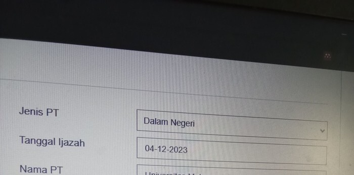 worksfess's tweet photo. work! guys, kan di buku petunjuk cipienes, buat tgl ijazah ini keterangannya "Isi Tanggal Ijazah sesuai dgn yang tertera di Ijazah" itu maksudnya tanggal lulus kita/tanggal yg pas di atas ttd rektor itu ya? Soalnya ga cuma ada 1 tgl doang di ijazah aku/kalian. Makasii https://t.co/1fW8pBAOrn