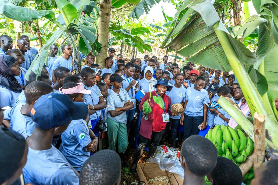 AVSIUganda's tweet photo. Over 1,300 students from 26 schools across 🇺🇬 are participating in the 1st National Schools Farm Camp @IgangaSS to foster youth-led innovations for sustainable climate-smart agribusinesses. @NLinUganda @FondazioneAVSI @USAID @jurriaanm #YouthAtHeart @GpSilvestri @PNyamutoro https://t.co/DbEwCjOs3V