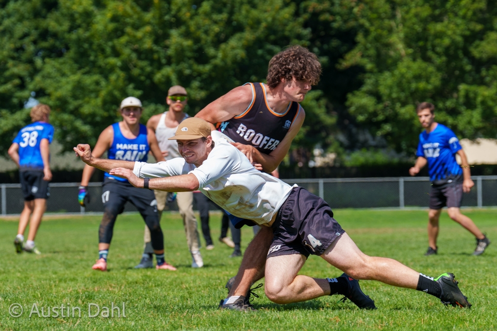 Photos of <a href="/MakeItRainUlti/">Make It Rain Ultimate</a> vs Portland Junco (<a href="/flocked_in/">Portland Junco</a>) at CRB: photos.app.goo.gl/hWrBoUgWzofZff…
#ultimate #frisbee