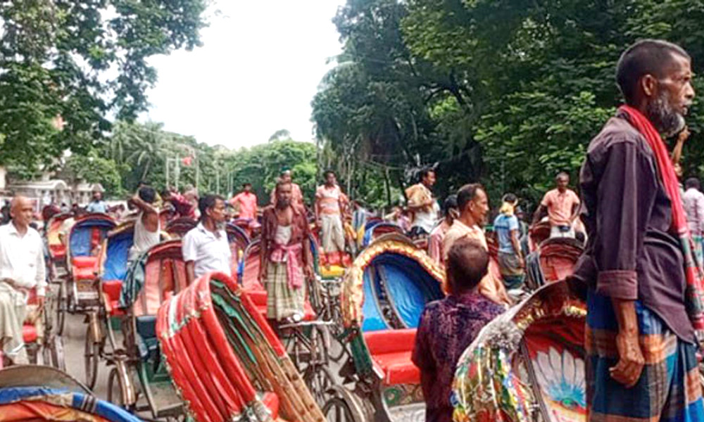 শাহবাগ অবরোধ করে রিকশাচালকদের বিক্ষোভ!