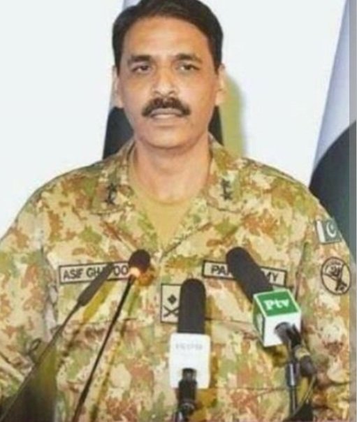 drkodda's tweet photo. کور کمانڈر بلوچستان جنرل آصف غفور جاب سیکیورٹی کلیرنس کارکردگی صفر اگر اسکی باتیں سنو تو یہ عاصم منیر سے بھی بڑی بڑی آیات سنائے گا آدھا بلوچستان رات کو بند رہا کئی پولیس اسٹیشنوں پر حملے کئے گئے اہلکاروں سمیت کئی عام شہری لا پتہ اور قتل کر دیئے گاڑیوں کو آگ لگا دی گئی 
اور تصویر میں موجود دوسرا جرنل ISPR احمد شریف ہے جو میڈیا کنٹرول کرتا ہے اس نے ابھی تک یہ درد ناک خبر نیوز TV چینلز پر نہی آنے دی کیونکہ انکے آگے انسانی جان کی کوئی قیمت نہی اور ویسے بھی بلوچستان کو پاکستان کا حصہ نہیں بلکہ اپنی ذاتی ملکیت سمجھتے ہیں ۔
 
پاکستانی قوم جان لے کہ  ملک میں بدامنی قتل و غارت جرنیلوں کی پالیسیوں کے عین مطابق پھیلایا جاتا ہے 
(Bloody civilization)