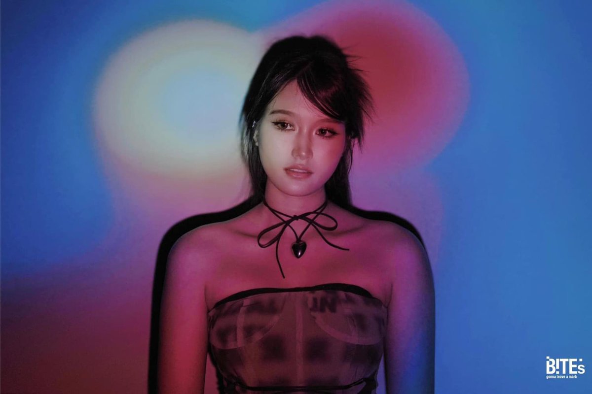 AllNews_th's tweet photo. Marisa Proud ศิลปินเดี่ยวเบอร์แรกจากค่าย BiTEs ส่งเพลงเศร้า ภาพจำ ..ที่เธอไม่จำ

#MarisaProud #BiTEs
#ภาพจำที่เธอไม่จำ 
#BiTEsLabel
#LoveisEntertainment

เปิดตัวศิลปินเดี่ยวเบอร์แรก Marisa Proud จากค่ายน้องใหม่อย่าง BiTEs ภายใต้การดูแลของค่าย LOVEiS ENTERTAINMENT หลายคนคงคุ้นหน้าในภาพไอดอลสาว กลับมาวันนี้บอกลาภาพจำไอดอลสาวน่ารัก เติบโตสู่ความเป็นตัวเอง ส่ง ep album ที่มีเนื้อเพลงและดนตรีที่บอกเล่าการเติบโตบนเส้นทางดนตรีของ Marisa Proud บนทิศทางแนวดนตรีที่ชัดเจนและเนื้อเพลง ที่เขียนมาจากความเป็นตัวเอง ทั้ง 4 เพลง ด้วยความรู้สึกที่จริง บนเรื่องราวความจริงของเธอ พร้อมสร้างประสบการณ์ใหม่ให้ตัวเอง และผู้ฟัง

ภาพจำ ..ที่เธอไม่จำ (Memories) เพลงนี้บอกเล่าอารมณ์ความรู้สึกของคนที่เก็บความทรงจำที่มีคุณค่าในอดีตเอาไว้ฝ่ายเดียว ในขณะที่อีกฝ่ายลืมมันไปหมดแล้ว ไม่ว่าอดีตจะเคยสวยงามแค่ไหน ตอนนี้คงมีแค่เราคนเดียวแล้วที่ต้องทนเจ็บช้ำ และติดอยู่ในภาพจำนี้ สำหรับใครที่ยังไม่สามารถก้าวข้ามความเจ็บช้ำ ไม่สามารถเอาตัวเองออกมาจากภาพจำนั้นได้ ขอให้เพลงนี้อยู่เป็นเพื่อนที่ทำให้รู้ว่าคุณไม่ได้เป็นคน เดียวที่กำลังเผชิญบาดแผลในจิตใจนี้ และขอให้คุณเลือกเก็บแต่ความทรงจำดีๆ นี้ไว้ และให้นำมันก้าวผ่านขั้นตอนอันแสนเจ็บปวดนี้ไปให้ได้

ติดตามฟังเพลงและชมมิวสิควิดีโอ ภาพจำ ..ที่เธอไม่จำ (Memories) ได้ตั้งแต่วันนี้ที่ Youtube/ Marisa Proud และติดตามความเคลื่อนไหวต่างๆได้ทาง Instagram: marisa_proud.jpeg, BiTEs Facebook : BiTEs TikTok: powpowisbored, BiTEs

ลิงค์ MV: https://t.co/bGbbgBs8oF 

 EP อัลบั้ม: https://t.co/afY6Q6FrHF