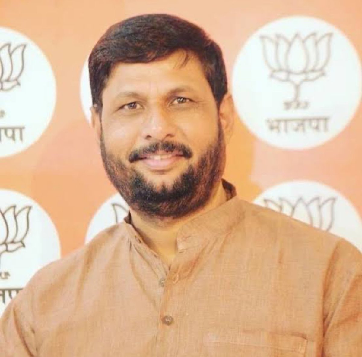 उस विधायक को जूते से पीटना चाहिए: चंद्रशेखर रावण सांसद बन चुके हैं लेकिन आपको नहीं लगता कि इनकी भाषा सड़क छाप है? लोकतंत्र में आलोचना और कटाक्ष का अधिकार सभी को है, लेकिन किसी को जूते से पीटना चाहिए, ये कैसी शब्दावली है?

दरअसल, BJP विधायक राजेश चौधरी ने एक टीवी कार्यक्रम में