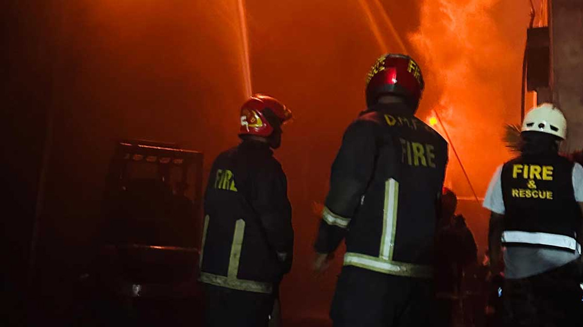 গাজী টায়ার কারখানার আগুন ১৩ ঘণ্টায়ও নিয়ন্ত্রণে আসেনি