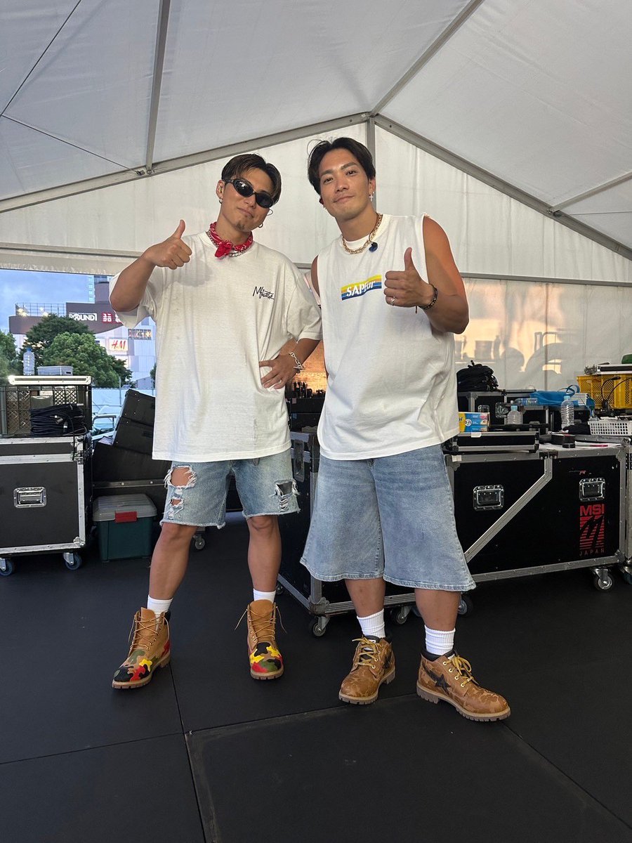 SHOKICHI_927's tweet photo. みなさんこんにちは☀️
SHOKICHIさんマネです！！

ちょこんと巻いたバンダナが可愛いとのお声を聞いて、、裏話を🤫
実は...あのバンダナSWAYさんが巻いてくださっていました✨どこでも仲良しなお二人です👬

そして、昨日MEAT MANIA JAPANのシミュレーションに行って来ました🍖後日動画公開します‼︎ https://t.co/IJ4U0NcyJN