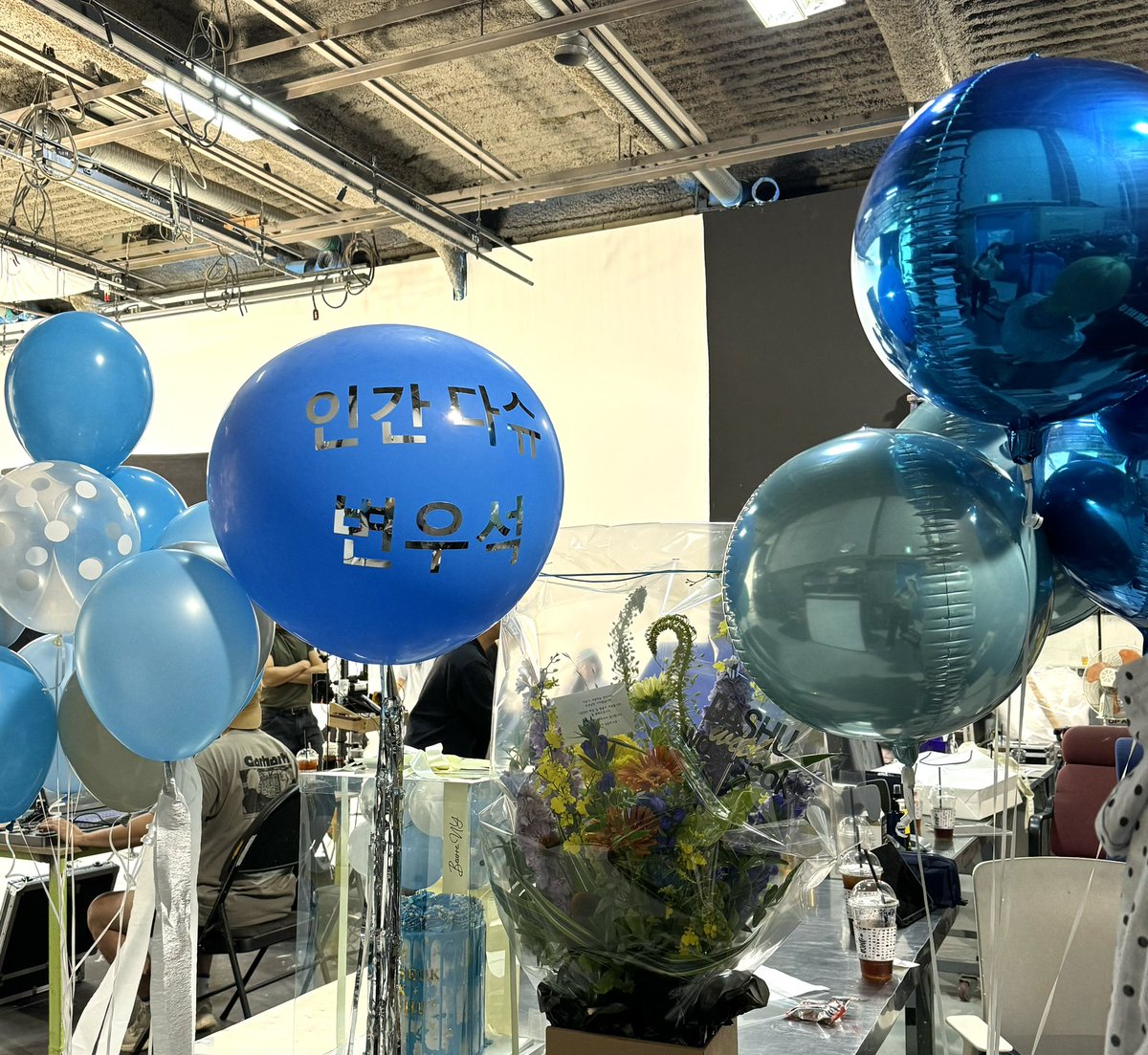 dashu_korea's tweet photo. 점심에 민초 연습하고 틴꾸해봤어요..💙 
무중력썰을 잠재울 촬영장 사진 공유드리면서 비하인드컷도 놓고갑니다💙 https://t.co/JHs65pRJw5