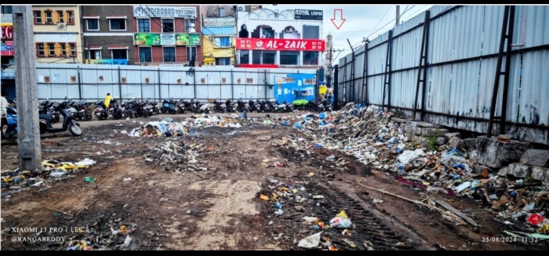 krangareddy's tweet photo. @CommissionrGHMC 
@PrlsecyMAUD @GHMCOnline 
@revanth_anumula @TelanganaCMO
Request all the CIVILS to Please protect Charminar. The Only Parking Area few meters away is this Menace. Need to UNMUTE GHMC 😷 Deploy GHMC staff, Garbage Van, Bio mobile toilet https://t.co/KzUdlprVYT