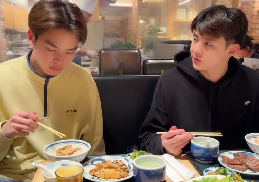 🐺 : อาหารไม่อร่อยหรอคะ?
🐼 : อร่อยสิอร่อยมาก
🐺 : แล้วทำไมทำหน้าแบบนั้นล่ะ
🐼 : เลือกไม่ได้ว่าของหวานจะกินอะไรดีมันน่ากินทุกอย่างเลย ขอกินทุกอย่างเลยได้ไหม
🐺 : หนูยังไม่อิ่มหรอ.......
🐼 : ยังไม่อิ่มยังต้องกินของหวานอีก
🐺 : .....................