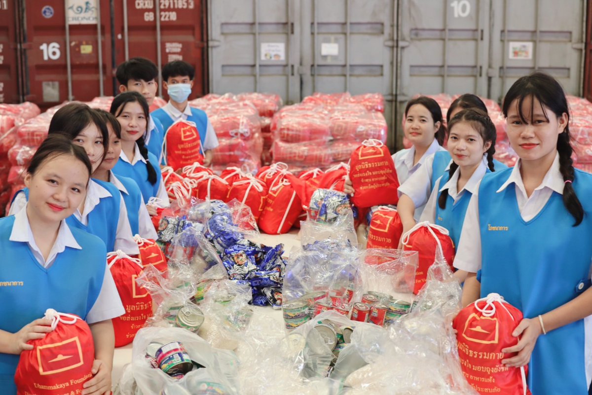 DMCupdates's tweet photo. วัดพระธรรมกาย ได้จัดเตรียมถุงยังชีพเพื่อช่วยเหลือผู้ประสบภัยน้ำท่วมในภาคเหนือ รวมถึงการประสานงานกับเครือข่ายเพื่อบรรเทาความเดือดร้อนให้ประชาชนที่ได้รับผลกระทบ https://t.co/feI4L2CQas https://t.co/IZnXKA3fgY