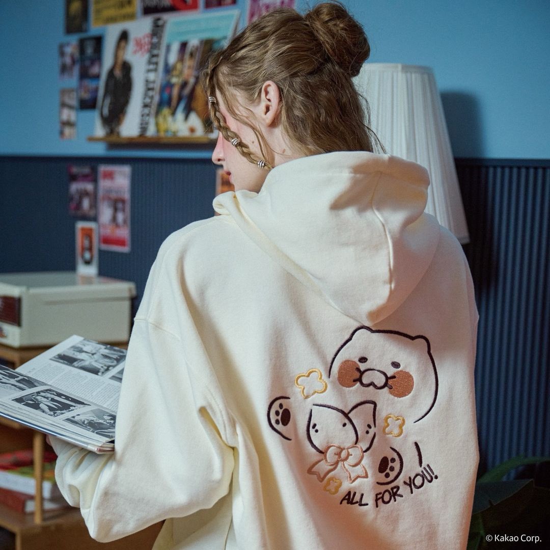 KakaoFriends_TH's tweet photo. ทำถึงอีกแล้ว 😎 ส่องแฟชั่นจาก CPGN Studio x Kakao Friends เสื้อผ้าสตรีทแวร์ ดีไซน์คิ้วท์ๆ คลูๆ ฮู้ดดี้ก็ใช่ ทีเชิ้ตก็โดน อยากได้อีกแล้วไม่ต้องสืบ.. .🦁😻🍑
#KakaoFriends #KakaoFriendsThailand
#BelovedKakaoFriends
#คาเคาเฟรนส์ #카카오프렌즈
#คาเคาเฟรนส์ไทยแลนด์
#CPGNSTUDIO #CPGN https://t.co/wH6lx16ivU