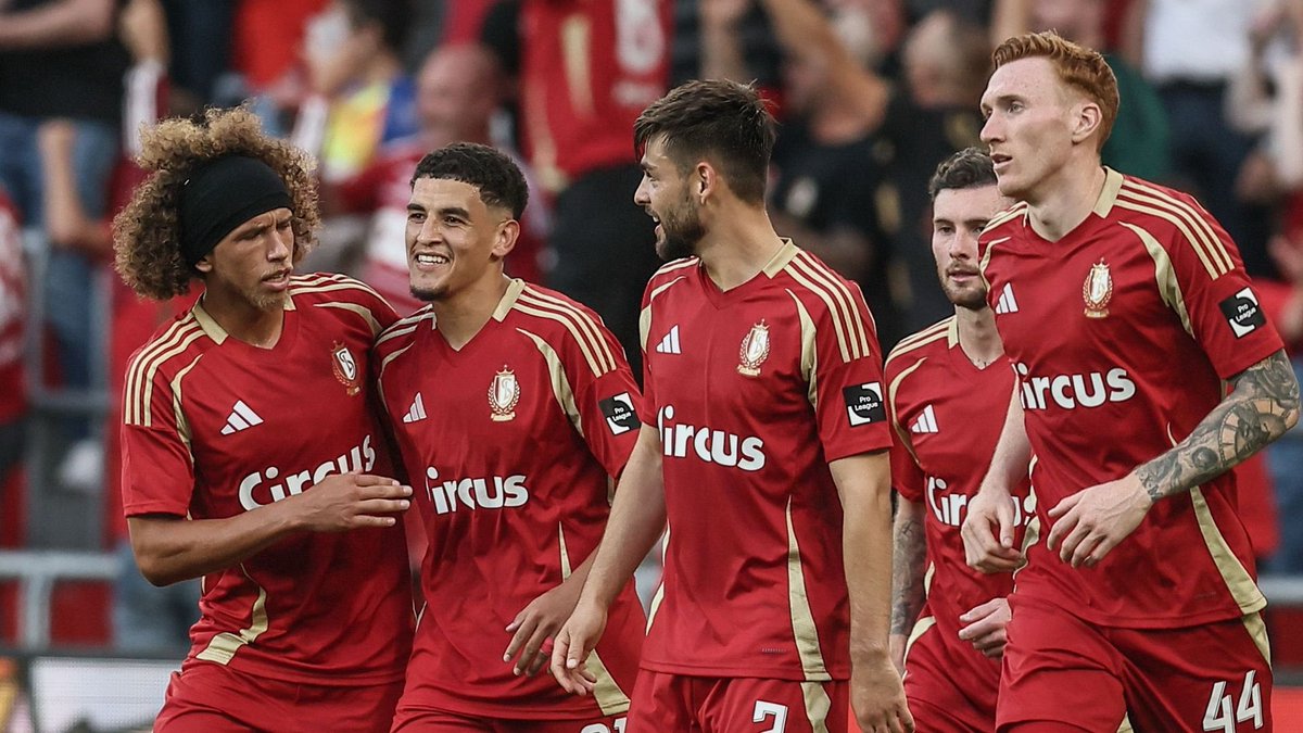 ACDStandard's tweet photo. 🔴 𝗦𝗧𝗔𝗡𝗗𝗔𝗥𝗗 𝗗𝗘 𝗟𝗜𝗘̀𝗚𝗘 1️⃣
🟣 𝗞. 𝗕𝗘𝗘𝗥𝗦𝗖𝗛𝗢𝗧 𝗩.𝗔. 0️⃣

🎙️ Ivan Leko
🎙️ Aiden O’Neill
🎙️ Matthieu Epolo
🎙️ Isaac Price

#JPL | #STABEE | #RSCL 

🔴 Ivan Leko :

« Le carton rouge a changé la physionomie du match, mais même à onze contre dix, ce n’est pas toujours facile de s’imposer. »

« Je suis super fier de mes joueurs. Nous jouons pour gagner, pas pour l’image que nous renvoyons. Je suis heureux du résultat. Nous avons eu de la chance, c’est vrai, notamment en fin de première période. Gagner à domicile est censé être une évidence pour le Standard, mais ces derniers mois ont montré que ce n’était pas aussi facile qu’avant. »

🔴 Aiden O’Neill :

« Je n’ai pas vu la faute, mais je l’ai bien sentie. C’était assurément un gros tacle, dans un mauvais timing et il m’a touché assez haut. »

« Nous méritions les trois points aujourd’hui. Nous nous sommes créé beaucoup d’occasions, surtout après ce tacle. Lorsqu’ils ont été réduits à dix, nous aurions pu marquer deux ou trois fois. Les expected goals ne sont qu’une statistique. Nous essayons simplement de l’emporter. »

🔴 Matthieu Epolo :

« Je suis heureux, ça fait plaisir. Les supporters nous ont soutenus tout le match et nous gagnons ce soir, donc c’est super. Les supporters méritent tout. Ils sont derrière nous sans nous mettre la pression. Le stade et mes coéquipiers m’aident beaucoup, donc quand je suis sur le terrain ici, je n’ai même pas de pression. »

« Certains vont dire que nous aurions pu mieux jouer, mais nous avons remporté les trois points. Qui va parler avec nous ? Bien jouer est important, mais la victoire l’est encore plus. »

🔴 Isaac Price :

« C’est clair que la victoire va faire du bien, mais nous ne sommes pas dupes. Pour réussir à sortir un bon match, il ne suffit pas d’avoir cinq ou six joueurs à leur niveau. C’est toute l’équipe qui se doit d’être compétitive. »

« Nous retenons la victoire, car c’est toujours une bonne chose de vaincre dans l’adversité, mais il faut aussi faire preuve de lucidité. Ce n’était pas notre meilleur match et je suis loin d’avoir répondu aux attentes. »

« Je suis critique, car je sais ce dont je suis capable. Je ne peux pas commettre autant de mauvaises passes, tout comme il n’est pas envisageable de se tromper aussi souvent techniquement. C’est clair que ma passe pour Ilay est intéressante, car elle se trouve à la base du penalty, mais je peux et dois faire mieux. De la constance, c’est ce dont j’ai besoin. »